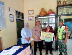 Babinsa Gampong Kuta Barat Dampingi Perangkat Desa Salurkan Bantuan BLT Kepada Warga.