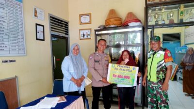 Babinsa Gampong Kuta Barat Dampingi Perangkat Desa Salurkan Bantuan BLT Kepada Warga.