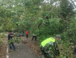 Upaya Memajukan Potensi Wisata Di Wilayah Binaan, Babinsa Bersama Masyarakat Laksanakan Karya Bakti Pembersihan Jalan.