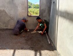 Jaga Kebersamaan Dan Keharmonisan, Babinsa Posramil 05/PC Bantu Plaster Lantai Rumah Warga Binaan