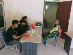 Babinsa Trumon Tengah Motivasi Pemuda Desa Seuneubok Jaya untuk Jaga Ketertiban