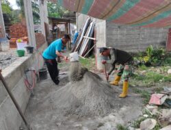 Bantu Bangun Rumah Warga Binaan, Babinsa Posramil 05/PC Turut Berjibaku Aduk Adonan Pasir Dan Semen