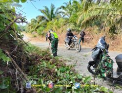 Semangat Gotong Royong: Babinsa dan Warga Bersatu Bersihkan Ruas Jalan