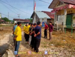 Sinergi Bersama: Babinsa Koramil 06/Singkohor, Appemdes, dan Mahasiswa UTU Bergotong Royong Bersihkan Desa Srikayu