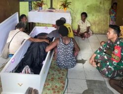 Wujud Kepedulian, Satgas Yonif 116/Garda Samudra Berikan Sembako Ke Rumah Duka Salah Satu Warga