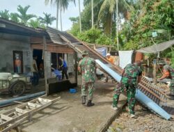 Diserang Badai Hujan, Babinsa Kodim Abdya Respon Cepat Evakuasi 18 Rumah Warga