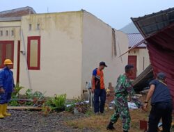 Bencana Angin Kencang di Aceh Selatan: Babinsa dan Warga Gotong-Royong Bantu Korban