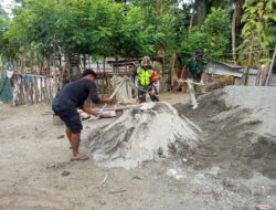 Atasi beban warga Babinsa Posramil Kuala Pesisir bantu aduk semen di Desa Binaan