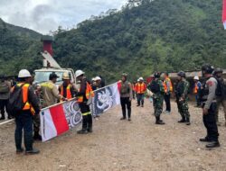 Satgas Yonif 116/Garda Samudra Gelar Apel Gabungan Tentang Pemasangan Bendera Merah Putih Di Bulan Agustus Di Papua