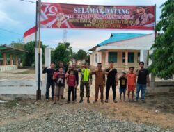 Babinsa dan Masyarakat Tadu Raya Laksanakan Pemasangan Spanduk Kampung Pacasila di Desa Rantau Selamat