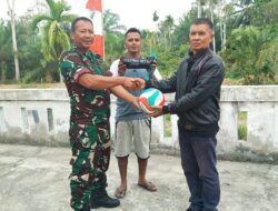 Cegah Pemuda Dari Judi Online Dan Narkoba, Babinsa Koramil 10/Woyla Barat Berikan Bantuan Bola Volly Dan Net