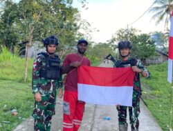 Bangkitkan Semangat Nasionalisme Satgas Yonif 116/GS Kibarkan Bendera Merah Putih Bersama Warga Papua