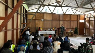 Satgas Yonif 116/Garda Samudra Melaksanakan Ibadah Bersama Masyarakat Di Gereja Injil