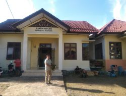 ‎Semangat Kebersamaan! Babinsa Koramil 12/Latim dan Warga Bersihkan Lingkungan Kantor Desa