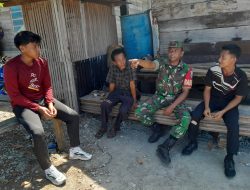 Sambangi Desa Binaan, Babinsa Koramil 02/Lateng Gelar Komsos dengan Pemuda Bangun Semangat Kebangsaan