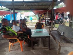 Babinsa Koramil 02/Samponiniet Komsos Dengan Warga Himbau Cuaca saat ini musim penghujan waspada bencana Alam