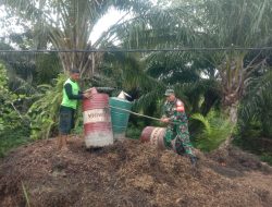 Babinsa Koramil 06/KU Bantu Warga dalam Pembokaran Nilam Usai Proses Penyulingan