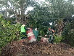 Babinsa Koramil 06/KU Bantu Warga dalam Pembokaran Nilam Usai Proses Penyulingan