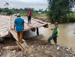 Babinsa Koramil 03/Senagan Timur Cek lokasi Jembatan Ambruk Di Terjang Banjir Di Desa Binaan