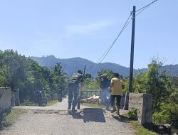 Potret Babinsa Bantu Dorong Becak Warga Yang Tak Kuat Menanjak di Jembatan, Tunjukkan Kepedulian TNI Pada Rakyat