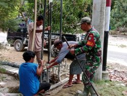 Babinsa Desa Kuta Cepu Bantu Warga Pengeboran Sumur di Desa Binaan