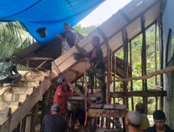 Prajurit Sanggamara Hadir untuk Umat: Babinsa Meukek Ikut Bantu Bangun Fasilitas di Mushalla Jambo Papan