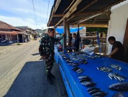Babinsa Labuhanhaji Barat Komsos dengan Pedagang Ikan, Dengarkan Aspirasi dan Beri Motivasi