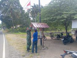 Babinsa Koramil 01/Sukajaya Ajak Warga Pasang Bendera Merah Putih Sambut HUT ke-80 RI