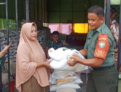 Dampingi Penyaluran Beras Dari Bulog untuk 774 Warga, Prajurit Jajaran Korem 012/TU Pastikan Berjalan Aman dan Lancar