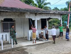 Prajurit jajaran Korem 012/TU Gotong Royong Pengecatan Dinding Masjid