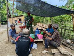 Babinsa Sawang Sempatkan Komsos dengan Warga di Sela Pemantauan Wilayah Desa Binaan