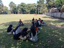 Babinsa Koramil 12/Labuhanhaji Timur Berikan Wawasan Kebangsaan kepada Anak Paskibra di Sela Latihan ‎