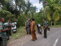 Kolaborasi di Tengah Hutan: Babinsa Sawang dan Pulhut Bahas Keamanan dan Karhutla