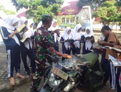 Serka Faisal Babinsa Koramil 05/Panga Bawa Motor Pintar dan ajak Siswa-Siswi SMP N 1 Pang Menimba ilmu lewat membaca Buku
