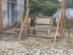 Wujud Kemanunggalan TNI dan Rakyat, Babinsa Koramil 14/Pasi Raja Bantu Angkat Material Pembangunan Bak Air di Ponpes