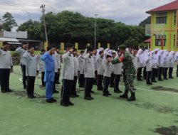 Tumbuhkan Semangat Disiplin, Babinsa Latih Baris-Berbaris di SMPN 09 Cot Abeuk