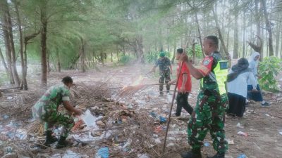 Gelar Gotong Royong Babinsa 02/Sampoiniet serta Anggota Koramil,Guru dan Muspika Antusias mengikuti,kebersihan lingkungan Beri Motifasi Kepada Siswa-Siswi semanggat Dalam Kemerdekaan RI KE- 80 Tahun