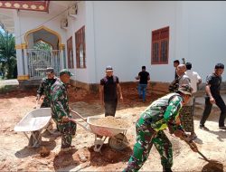 Jajaran Korem 012/TU dan warga desa Alue gani melaksanakan gotong royong meratakan pasir sekitaran mesjid