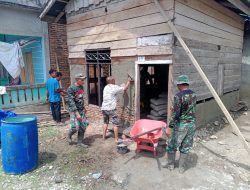 Anggota Koramil 08/Bakongan dan Warga Gotong Royong Rehabilitasi RTLH di Desa Alur Duamas Kota Bahagia