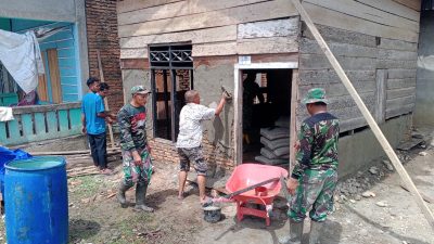 Anggota Koramil 08/Bakongan dan Warga Gotong Royong Rehabilitasi RTLH di Desa Alur Duamas Kota Bahagia