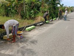 Babinsa Koramil 02/Labuhanhaji Bersama Warga Gotong Royong Bersihkan Lingkungan, Didukung Korem 012/TU