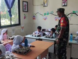 BABINSA DAMPINGI PROGRAM MBG UNTUK RIBUAN PELAJAR DI ABDYA