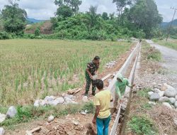 RINGAN TANGAN, BABINSA BABAHROT BANTU GOTONG ROYONG WARGA BANGUN PENGAIRAN SAWAH