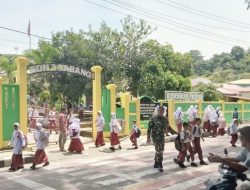 Babinsa Koramil 02/Sukakarya Bantu Siswa SDN 3 Sabang Menyebrang Jalan, Wujud Kepedulian TNI Terhadap Keselamatan Pelajar
