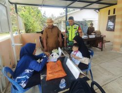 Sinergi TNI dan Tenaga Kesehatan, Babinsa Koramil 0109-04/Simpang Kanan Ikut Sukseskan Posyandu Balita di Desa Pangi