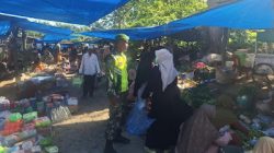 Korem 012/TU : Sertu Narto Babinsa Koramil 0109-04/Simpang Kanan Cek Harga dan Stok Sembako di Pekan Desa Lipat Kajang Bawah