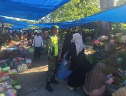 Korem 012/TU : Sertu Narto Babinsa Koramil 0109-04/Simpang Kanan Cek Harga dan Stok Sembako di Pekan Desa Lipat Kajang Bawah