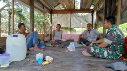 Korem 012/TU : Babinsa Posramil Beutong Ateuh Banggalang melaksanakan Komsos Bersama Warga Di Desa Binaan