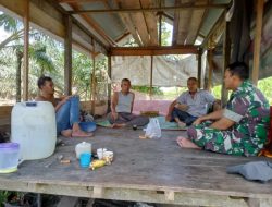 Korem 012/TU : Babinsa Posramil Beutong Ateuh Banggalang melaksanakan Komsos Bersama Warga Di Desa Binaan